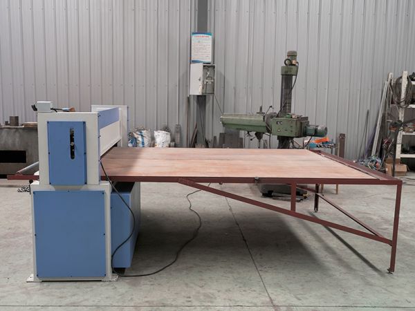 精密四柱裁断机