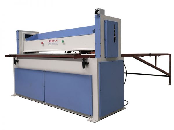 ​精密四柱裁断机